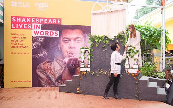 Đem kịch tiếng Anh đến đường sách