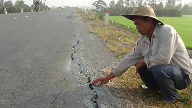 Kiểm điểm trách nhiệm vụ đường mới thông xe đã nứt sụp