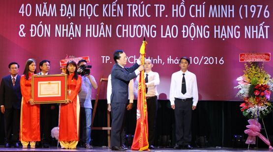 Trường ĐH Kiến trúc TP.HCM nhận Huân chương Lao động hạng nhất