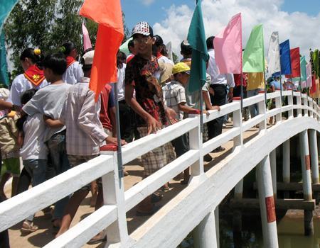 Kiều bào tặng cây cầu thứ 104 cho quê hương