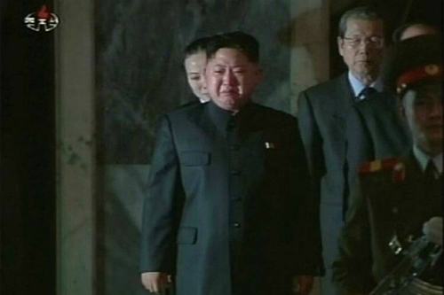 Kim Jong-un khóc tại lễ tang của cha mình Kim Jong-il vào tháng 12/2011. Ảnh: KCNA.