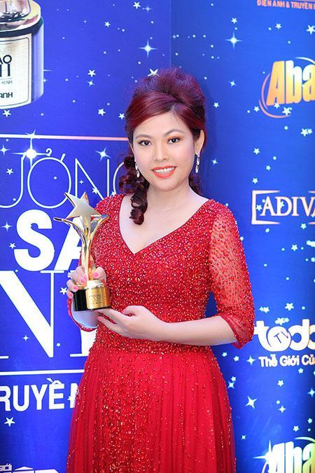 Kim Thanh Thảo “đọ dáng” cùng “đàn em”