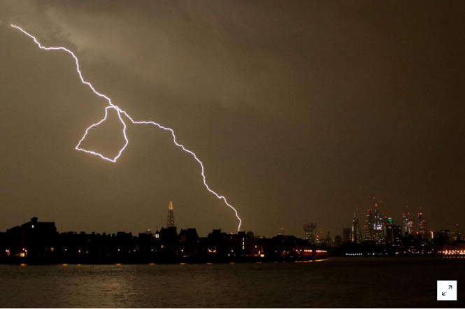 Kinh hoàng bão sấm tại Anh