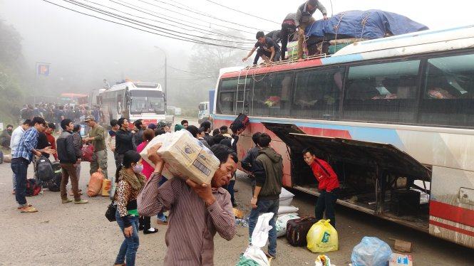 Kinh hoàng cảnh nhồi nhét xe khách từ Lào về tết 