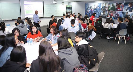 Gần 1.000 học sinh trải nghiệm các ngành kinh doanh