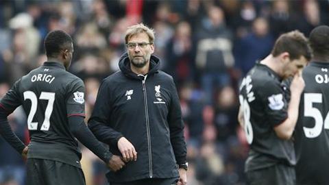 Klopp đi vào sử sách Liverpool sau cú trượt chân tại St. Marys