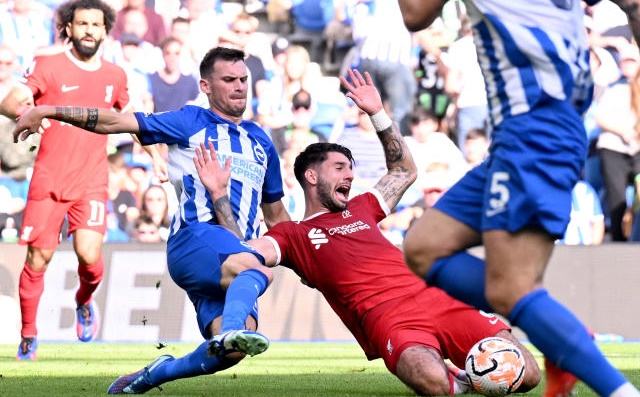 Klopp nói gì về tình huống Pascal Gross thoát thẻ đỏ trước Liverpool?