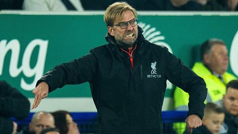 Klopp than vãn vì CĐV đốt pháo sáng