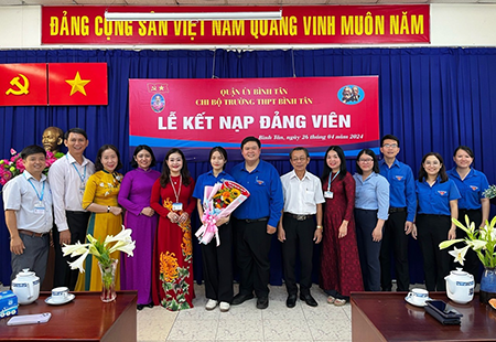 Nữ sinh với nhiều thành tích trong hoạt động đoàn vinh dự đứng vào hàng ngũ Đảng