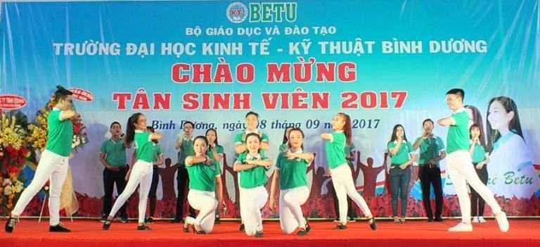 Trường ĐH Kinh Tế -Kỹ Thuật Bình Dương tưng bừng ngày hội đón tân sinh viên