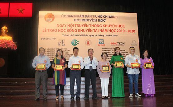 Trao hơn 500 suất học bổng khuyến tài cho sinh viên