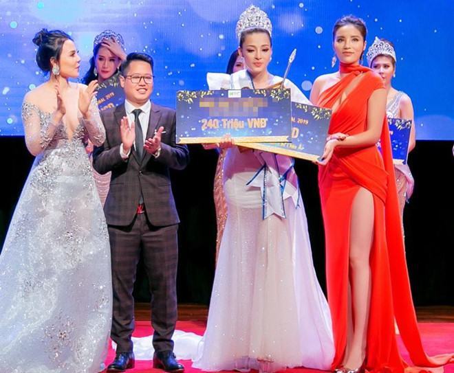 Kỳ Duyên trao vương miện Hoa hậu cho bản sao Thư Kỳ