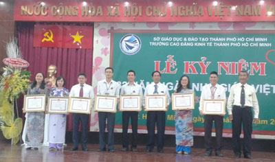 Kỷ niệm Ngày Nhà giáo Việt Nam: Khen thưởng nhiều cá nhân tiêu biểu