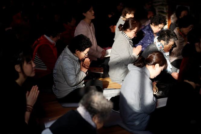 Nhiều người thân cầu nguyện cho các thí sinh thi đậu tại một ngôi chùa ở Seoul ngày 15.11 /// Reuters