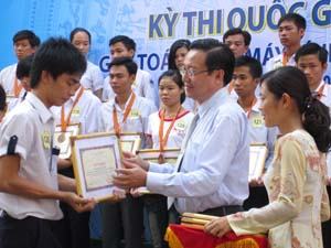 Kỳ thi quốc gia giải toán trên máy tính khu vực TP.HCM: TP.HCM hạng nhất toàn đoàn