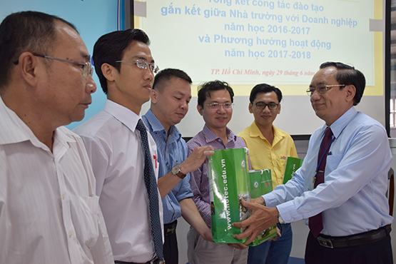 Trường CĐ Kinh tế – Kỹ thuật TP.HCM: Ký kết hợp tác đào tạo với 25 doanh nghiệp