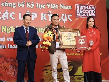 Nghệ sĩ Nguyễn Tiến xác lập kỷ lục Việt Nam “Nghệ sĩ vẽ tranh trình diễn trên sân khấu bằng nhiều loại hình và chất liệu nhất Việt Nam”