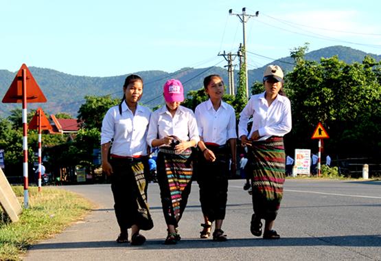 Cùng học sinh đến trường thi