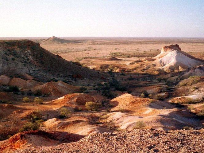 Cảnh quan khô cằn ở sa mạc Painted quanh thị trấn Coober Pedy - Ảnh: Reuters