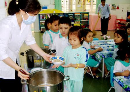 Lạc hậu phí bán trú: Trăm dâu đổ đầu… trò