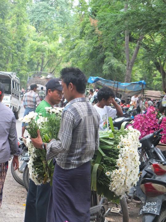 Lạc vào chợ hoa ở xứ đàn ông bận váy