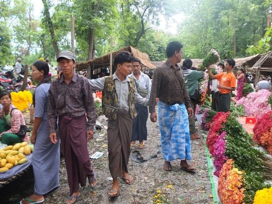 Ba anh chàng khoác vai nhau dạo chợ hoa