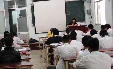 Lại “bán trường” để tránh giải thể