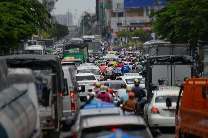 Lại kẹt xe kinh hoàng cửa ngõ sân bay Tân Sơn Nhất 