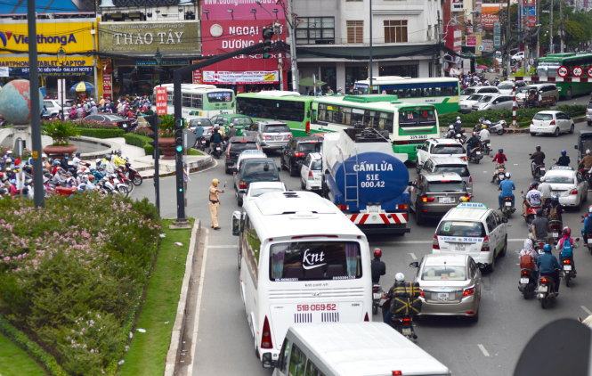 Lại kẹt xe kinh hoàng cửa ngõ sân bay Tân Sơn Nhất 