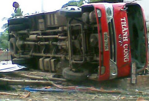 Lái xe đâm quán cà phê ra đầu thú