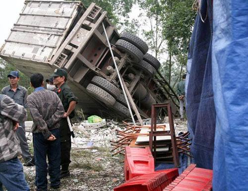 Lái xe phê ma túy đâm sập nhà, hai người thiệt mạng