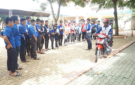 Hơn 200 đoàn viên, khách hàng được trang bị kỹ năng lái xe an toàn