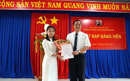 Lâm Đồng: Kết nạp 60 học sinh, sinh viên vào Đảng