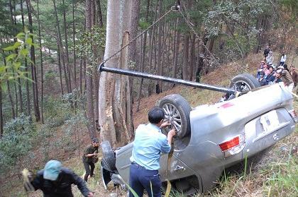 Lâm Đồng: Ô tô “phi” xuống vực, 4 người trọng thương