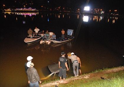 Lâm Đồng: Ô tô tông liên tiếp 3 xe máy rồi lao thẳng xuống hồ