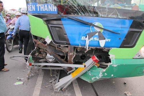 Lâm Đồng: Xe khách tông xe máy, 4 người chết trong đêm