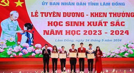 Lâm Đồng: Tuyên dương – khen thưởng 122 học sinh xuất sắc năm học 2023 – 2024