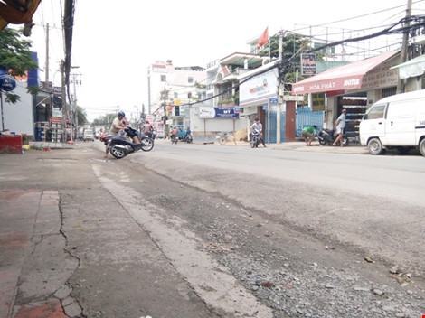 Làm đường chênh vênh, ôtô ép văng xe máy xuống lề