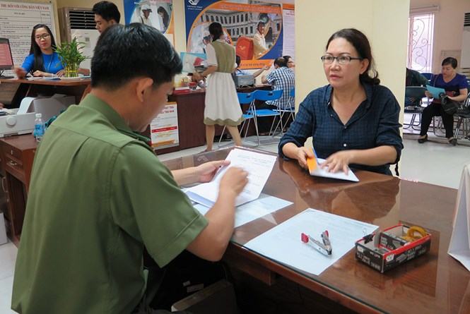 Người dân nộp hồ sơ làm hộ chiếu /// Ảnh: Ngọc Lê