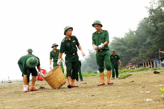 Làm sạch biển Cần Giờ 