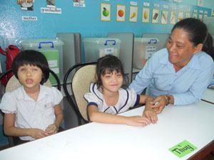 “Làm tay, làm mắt” cho trẻ khiếm thị