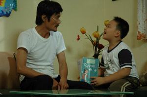 Làm thân “gà trống” nuôi con