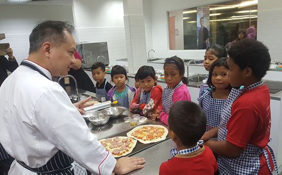 Học viện MDIS dạy trẻ khó khăn làm bánh