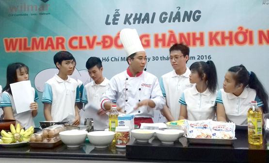 Dạy làm bánh cho trẻ em ở mái ấm, nhà mở