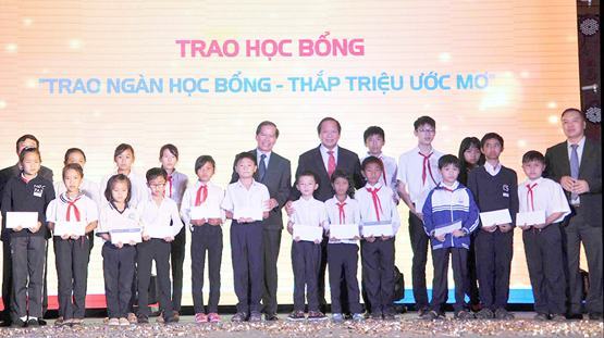 Lâm Đồng: Trao 1.200 suất học bổng cho học sinh nghèo