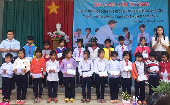 Lâm Đồng: Trao 100 suất học bổng cho HS dân tộc thiểu số