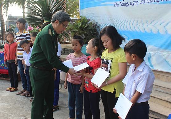 Quân và dân cùng nhau bảo vệ môi trường biển