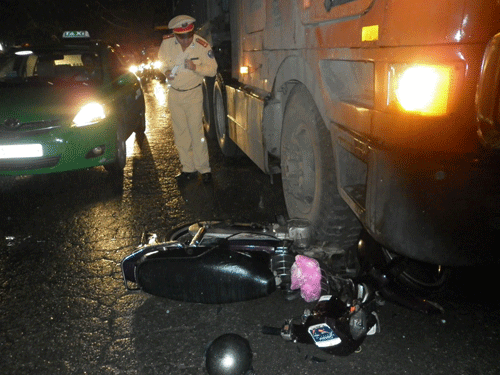 Lấn container, một người bị thương nặng