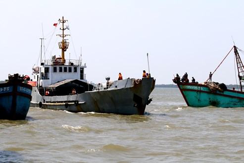 Lần đầu tiên, Hải quân điều tàu chuyên dụng cấp nước ngọt cho người dân vùng hạn mặn - ảnh 1