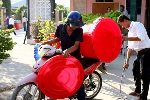 Lần đầu tiên, Hải quân điều tàu chuyên dụng cấp nước ngọt cho người dân vùng hạn mặn - ảnh 15